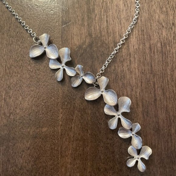 ♥ Silver Flower Necklace ❤️ - Picture 3 of 3